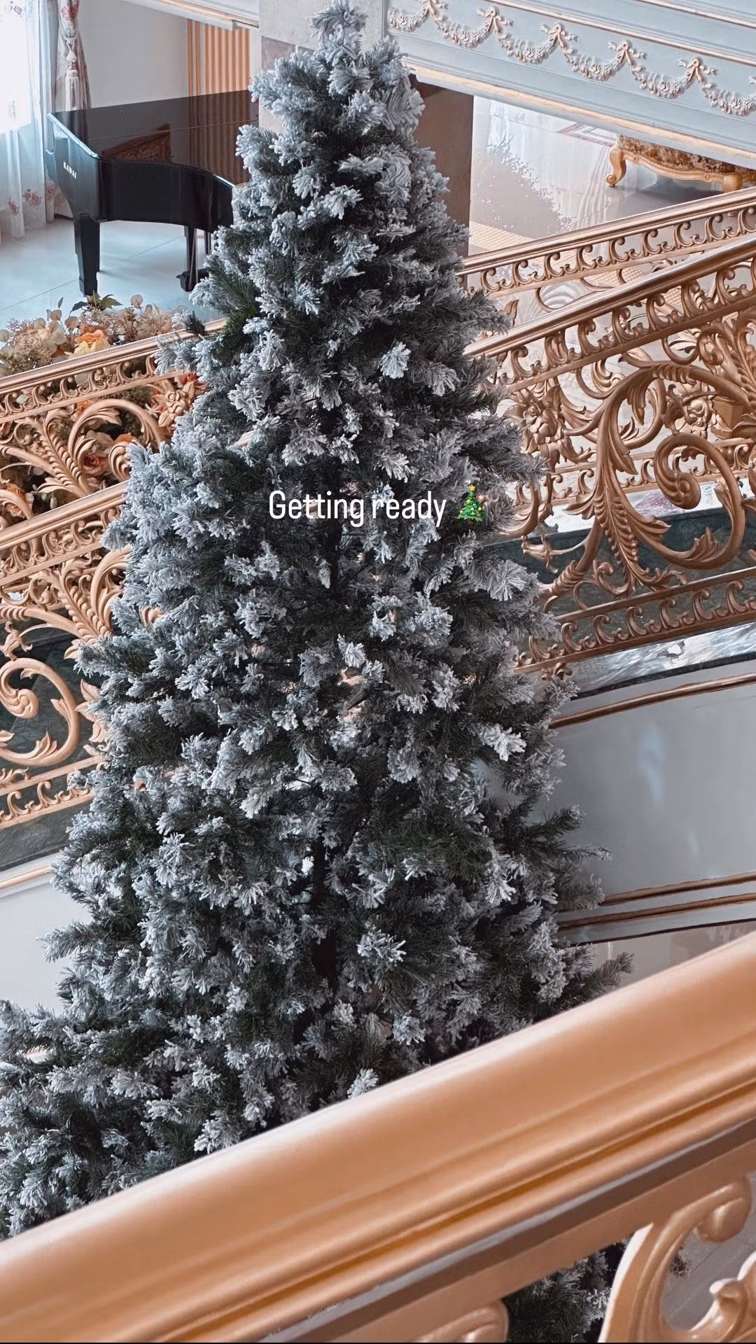 Mới đây, trên trang cá nhân, Lan Khuê chia sẻ góc nhỏ bên trong biệt thự dát vàng ở TP HCM. Nữ siêu mẫu đã bắt tay vào việc trang trí cho Giáng sinh năm nay. Ảnh: FBNV