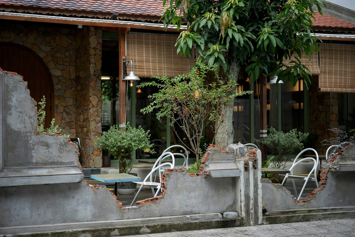 Ngoài ra, phần mở rộng mái nhà ở phía trước và phía sau giúp bảo vệ căn nhà khỏi các yếu tố thời tiết, đặc biệt là do gần biển. Ảnh: Quang Dam