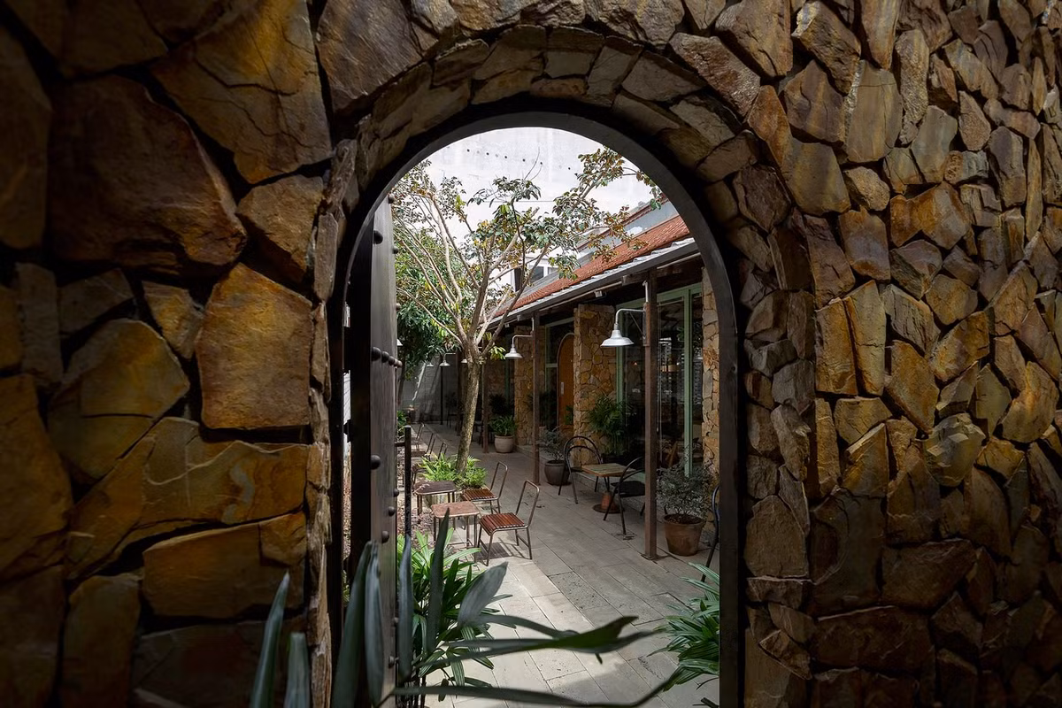 Những thay đổi đáng chú ý bao gồm việc lắp đặt một quầy bar ở góc bên phải, thêm một mái hở để đón ánh sáng tự nhiên và ốp đá trên các cột viền để tạo sự tương phản với ngôi nhà truyền thống. Ảnh: Quang Dam