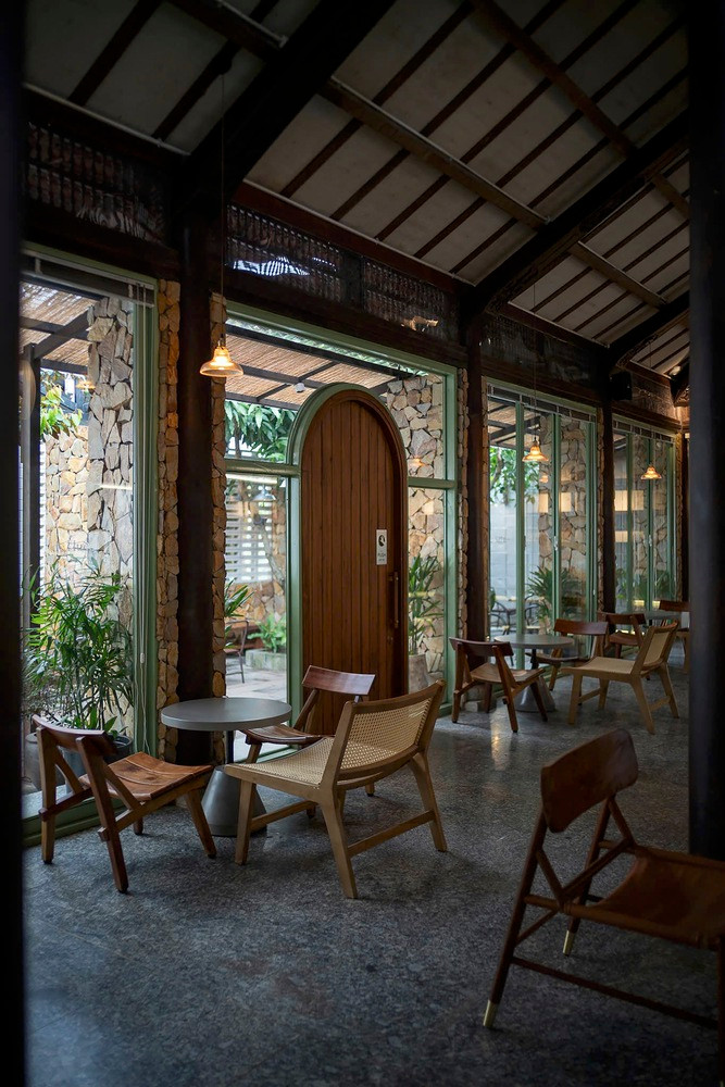 Thiết kế nội thất kết hợp gỗ tái chế từ các ngôi nhà khác nhau ở Huế, phù hợp với cam kết của dự án về các hoạt động thân thiện với môi trường. Ảnh: Quang Dam