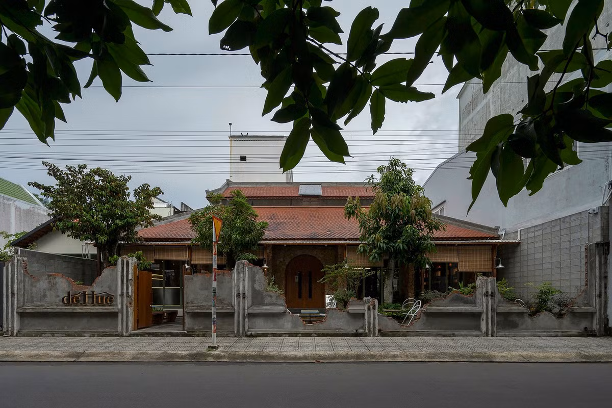 DeHuet là ngôi nhà gỗ được cải tạo thành một quán cà phê hiện đại nhưng vẫn giữ được kiến trúc truyền thống của Huế. Ảnh: Quang Dam