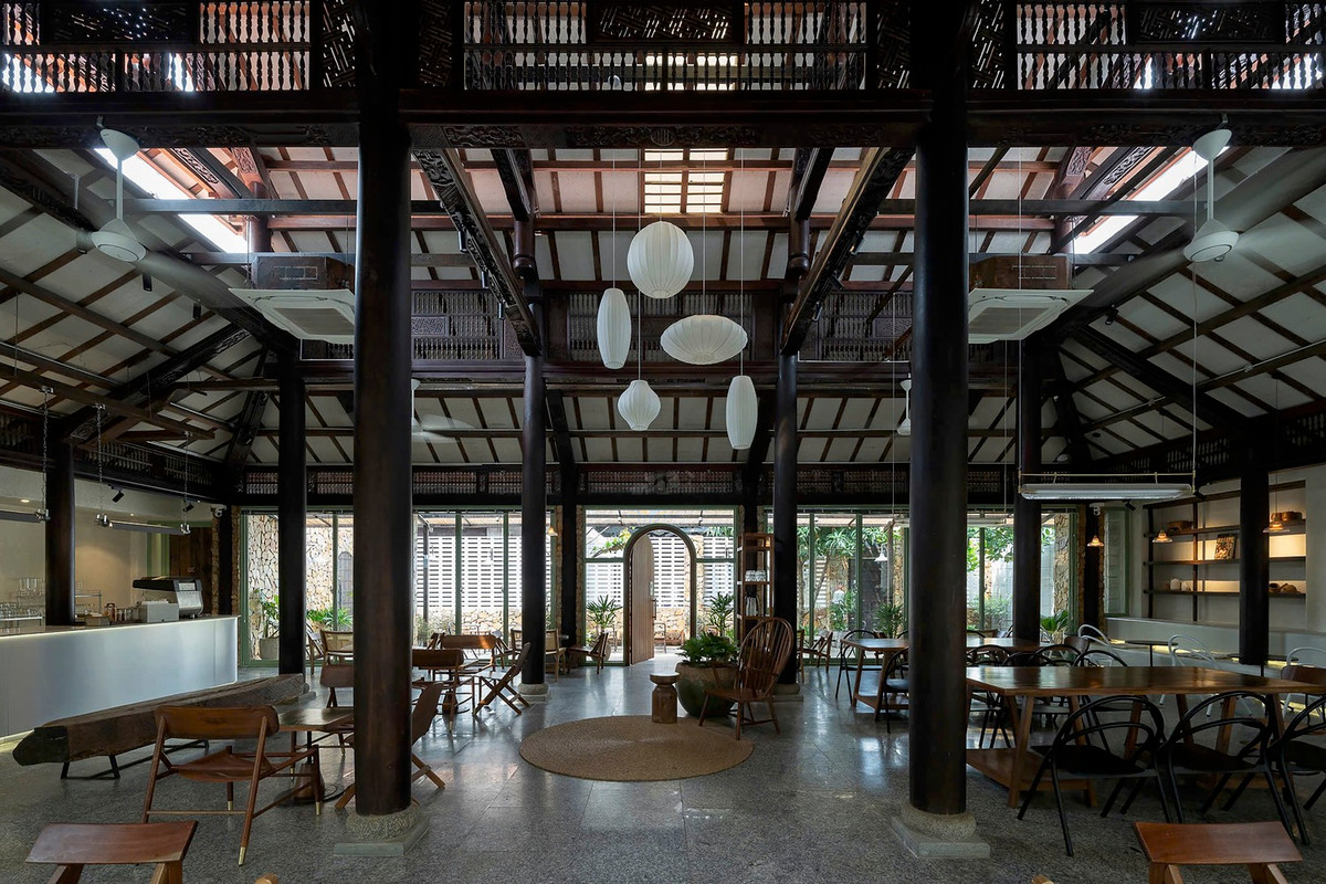 Toàn bộ hệ thống cột kèo, mái nhà được giữ nguyên để bảo tồn nét đẹp xưa. Trong khi đó, không gian nội thất và cách bố trí được điều chỉnh để đón ánh sáng tự nhiên. Ảnh: Quang Dam