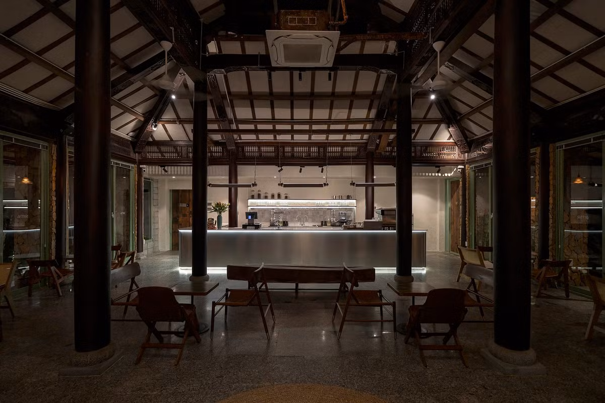 Lớp phủ kính được sử dụng để kết nối nội thất với khu vườn xung quanh trong khi vẫn duy trì nhiệt độ trong nhà dễ chịu. Ảnh: Quang Dam