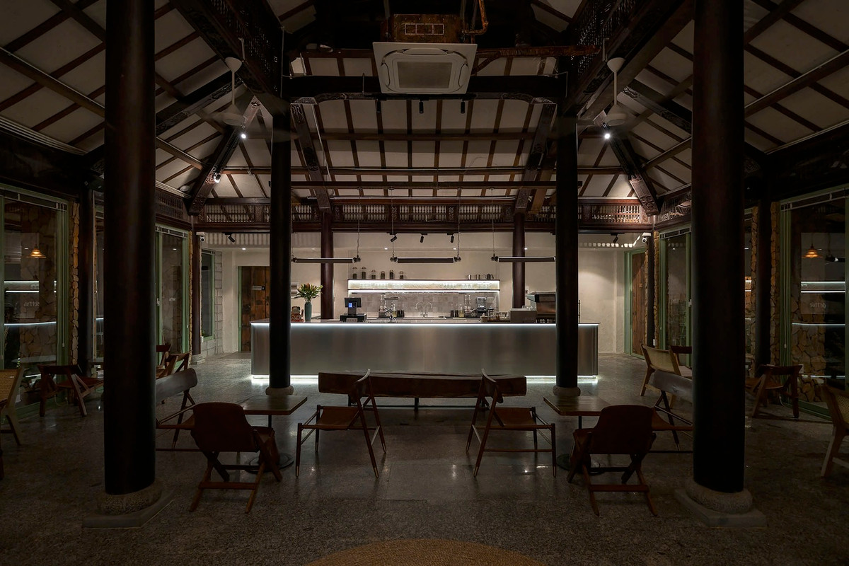 Lớp phủ kính được sử dụng để kết nối nội thất với khu vườn xung quanh trong khi vẫn duy trì nhiệt độ trong nhà dễ chịu. Ảnh: Quang Dam