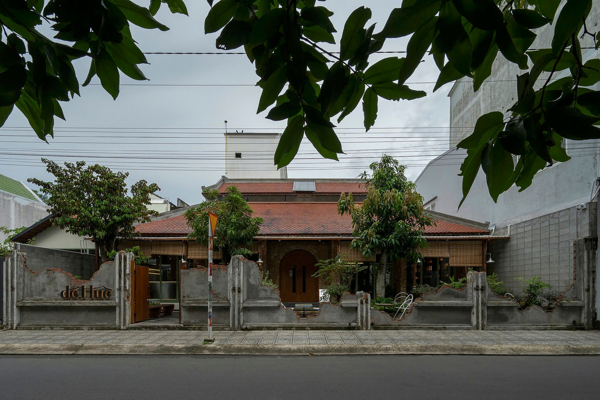 DeHuet là ngôi nhà gỗ được cải tạo thành một quán cà phê hiện đại nhưng vẫn giữ được kiến trúc truyền thống của Huế. Ảnh: Quang Dam