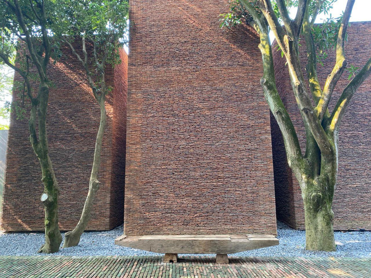 Để xây bảo tàng, Xuân Hinh mất nhiều công sức gom năm triệu viên ngói cổ, hơn một triệu viên gạch thất từ 500 hộ dân khắp nước. Ảnh: FB Xuân Hinh