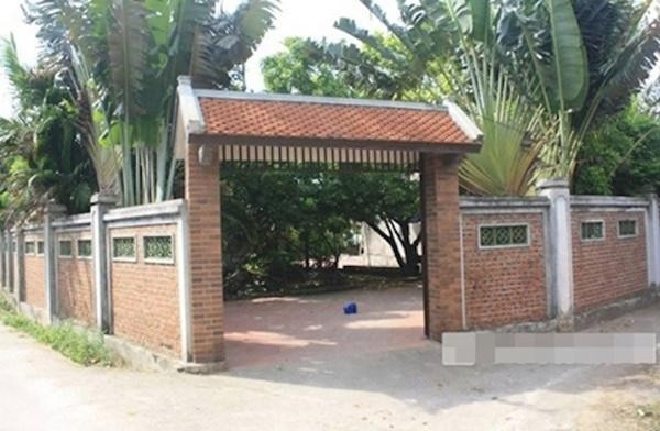 Cổng vào thiết kế theo kiểu truyền thống với mái ngói và tường gạch. Ảnh: Tiền phong