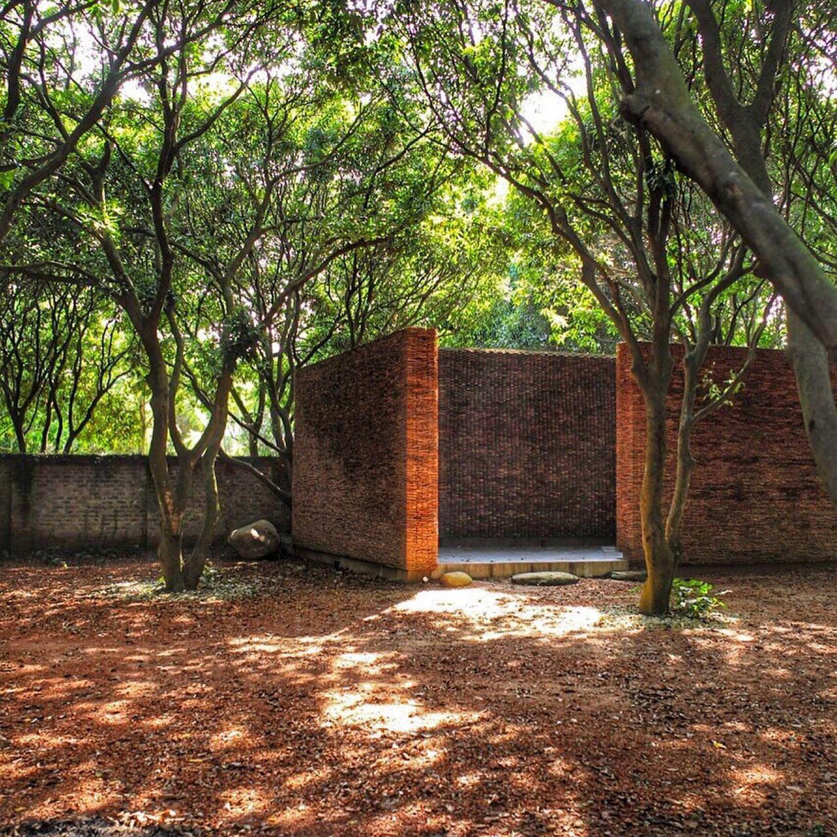 Công trình nằm giữa vườn cây ăn trái 50 năm tuổi. Khi xây dựng, kiến trúc sư không chặt phá cây mà nương theo vị trí của từng cây để xây tường, hàng rào. Ảnh: FB Xuân Hinh