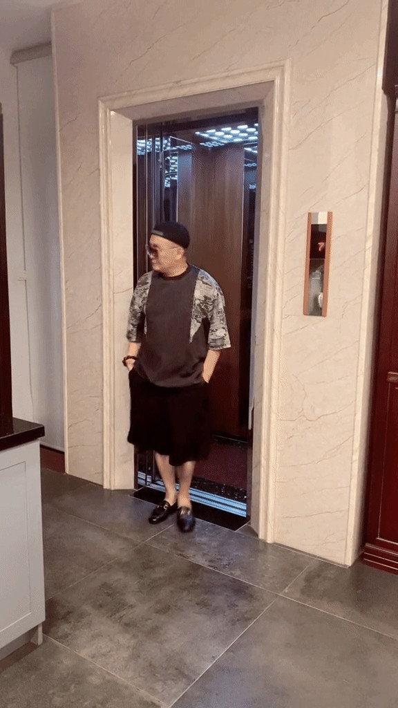 Trong nhà còn có thang máy di chuyển giữa các tầng. Ảnh: chụp màn hình