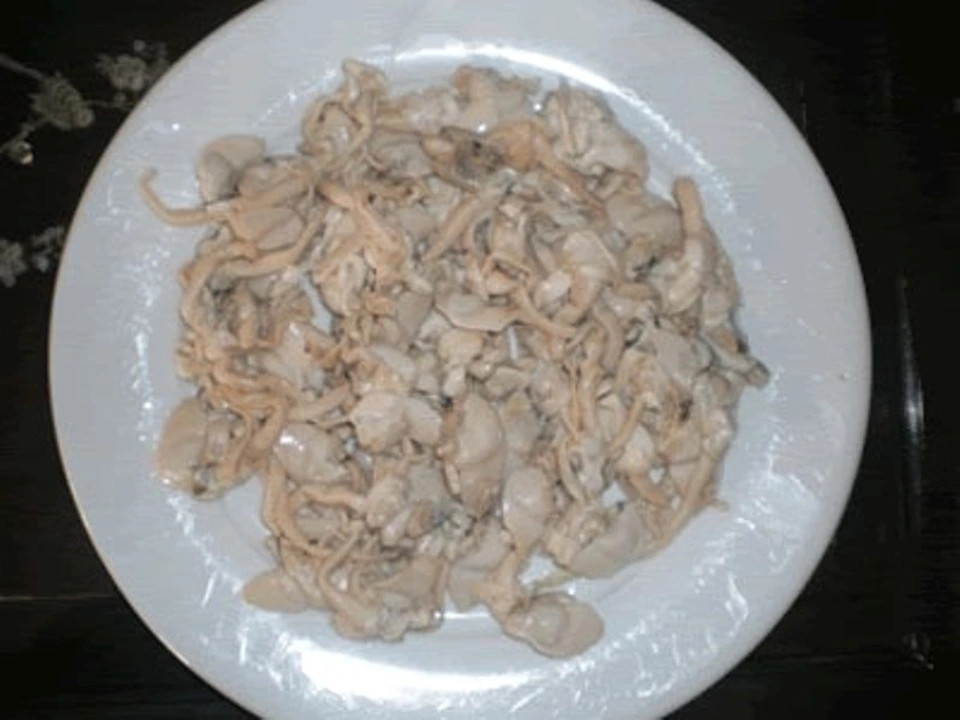 Phi cầu sài trông giống con trai biển nhưng vỏ mỏng hơn, con lớn nhất dài cả gang tay. Ruột phi dày, trắng ngần. Ảnh: Facebook