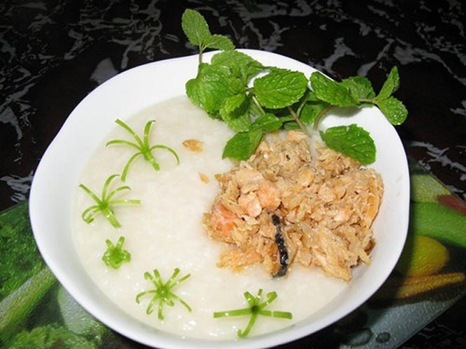 Những ai đã từng thưởng thức phi cầu sài một lần không thể quên được cái giòn sần sật, vị ngọt thấm dần từ đầu môi đến cổ họng. Ảnh: Dân Việt