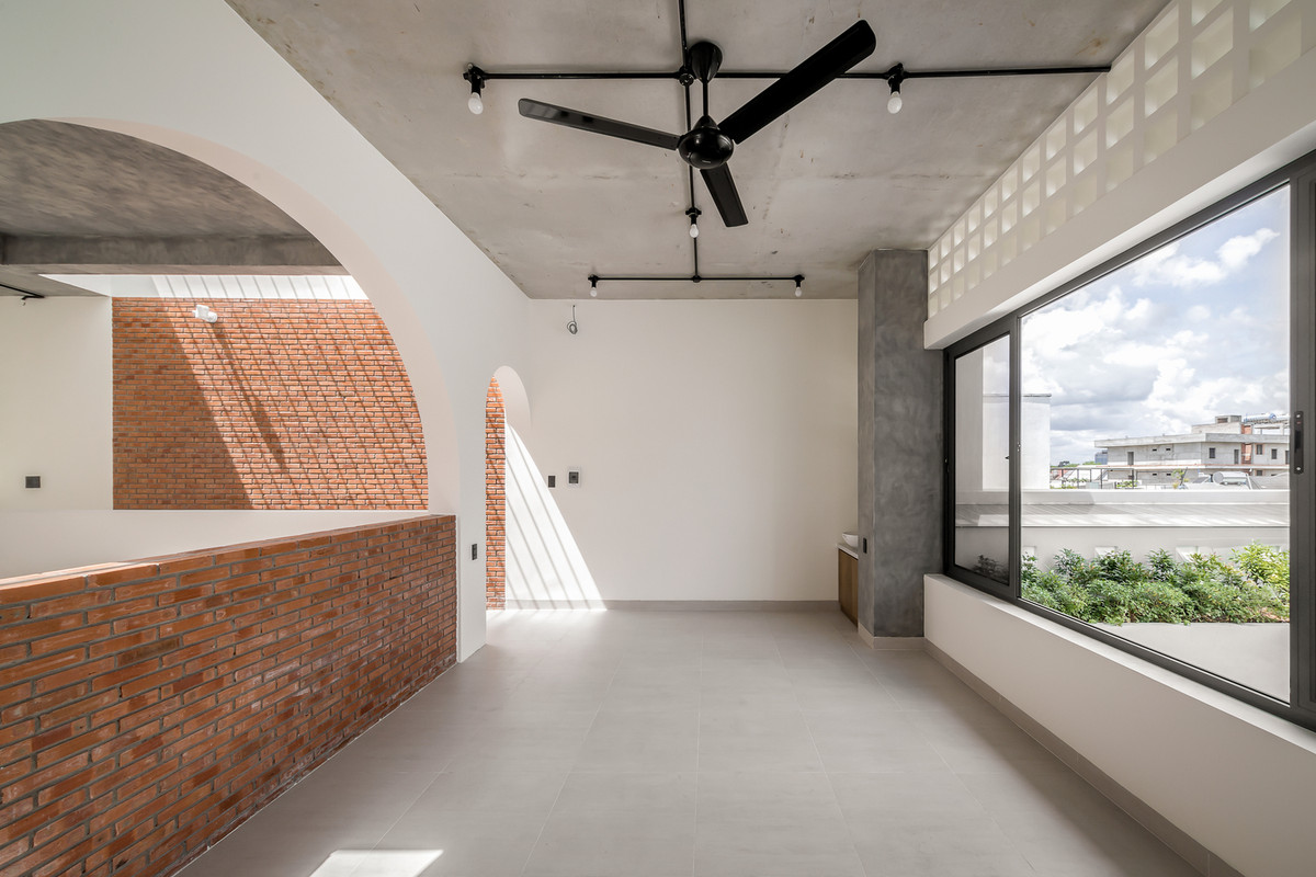 Nhà gồm ba tầng, mỗi tầng có những đặc trưng riêng đáp ứng được nhu cầu của gia chủ. Ảnh: Minq Bui