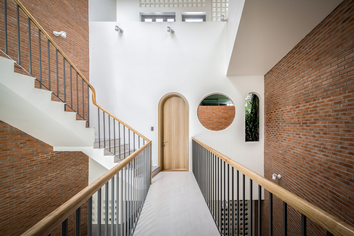 Giữa bộn bề hối hả của không gian phố thị, ngôi nhà phố 3 tầng là nơi trở về an yên. Ảnh: Minq Bui