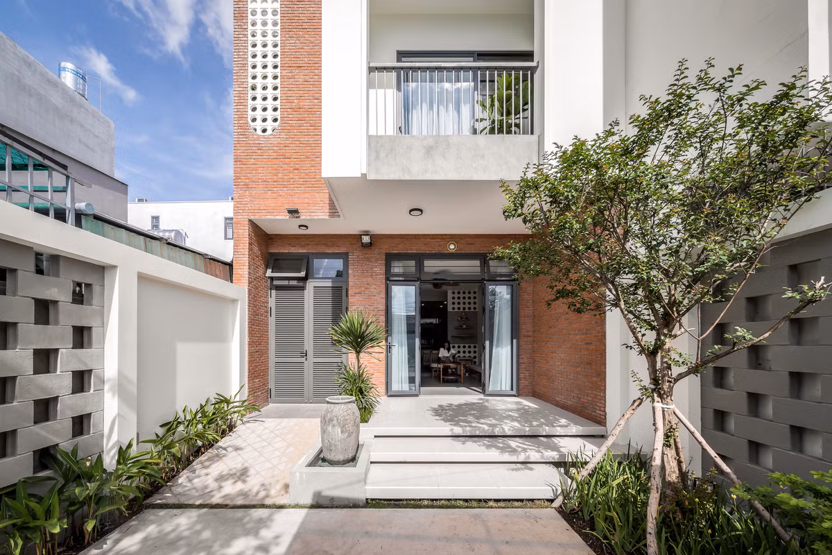 Tọa lạc tại TP. Thủ Dầu Một (tỉnh Bình Dương), ngôi nhà phố 3 tầng nổi bật bởi mặt tiền độc đáo nhưng vẫn rất đỗi thân thiện bởi vật liệu thô mộc, truyền thống. Ảnh: Minq Bui