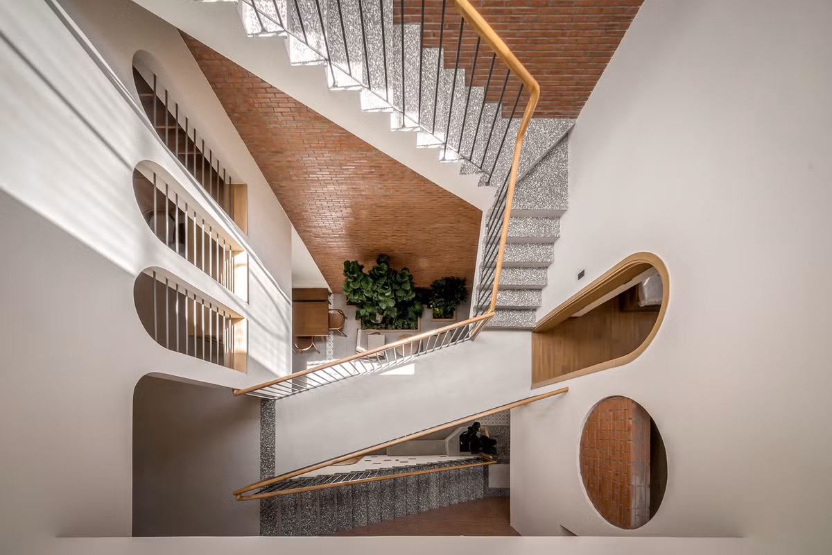 Giếng trời cho phép ánh sáng tự nhiên và gió tràn vào nhà. Ảnh: Minq Bui