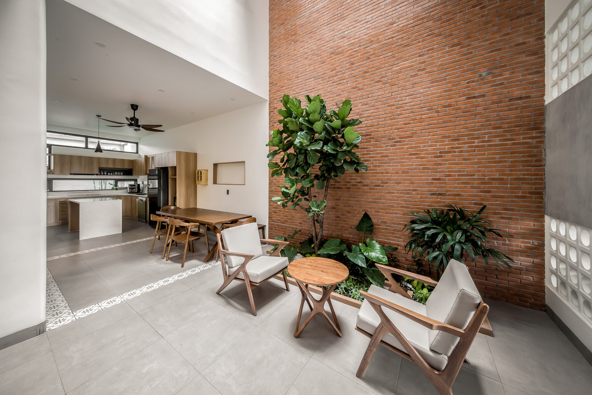 Tầng trệt là một không gian mở do không có quá nhiều vách ngăn phân chia các khu vực. Nhờ đó tạo ra sự kết nối giữa các không gian cũng như giữa các thành viên với nhau. Ảnh: Minq Bui