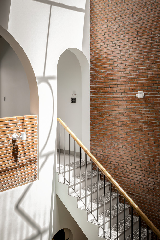 Kiến trúc sư khéo léo kết hợp những đặc trưng của vùng nhiệt đới như màu sắc trung tính, mái vòm và những không gian xanh được bố trí khéo léo. Ảnh: Minq Bui