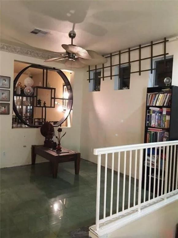 Nhà có nhiều tượng phật, bài trí mang tính thiền, tối giản. Tủ sách được xếp gọn về một phía. Ảnh: FBNV