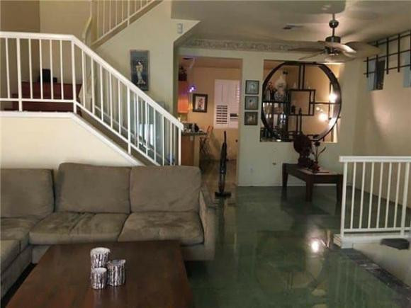 Trước đây, một người thân thiết trong gia đình từng phát livestream quay lại ngôi nhà giản dị tại Mỹ của cố ca sĩ Phi Nhung. Đó là căn nhà giản dị tại California. Ảnh: FBNV