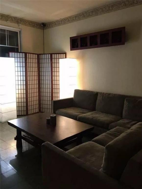 Một góc phòng được trang trí đơn giản. Ảnh: FBNV