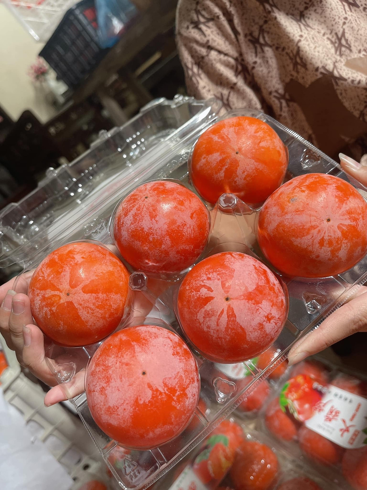 Tuy nhiên, dân buôn tiết lộ, loại hồng “làm mưa làm gió” thị trường, giá dao động từ 30.000-60.000 đồng/kg là hàng Trung Quốc. Ảnh: Facebook