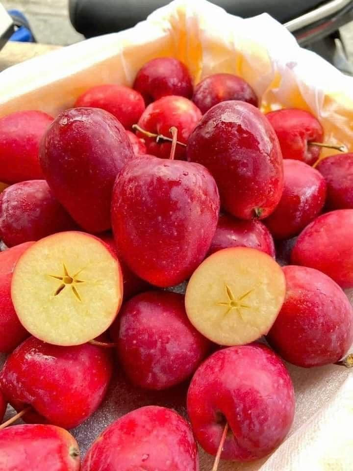 Những năm trước, táo cherry chỉ được bán lẻ tại một vài cửa hàng, nhưng năm nay xuất hiện phổ biến hơn, giá từ 70.000 - 120.000 đồng/kg. Ảnh: Facebook