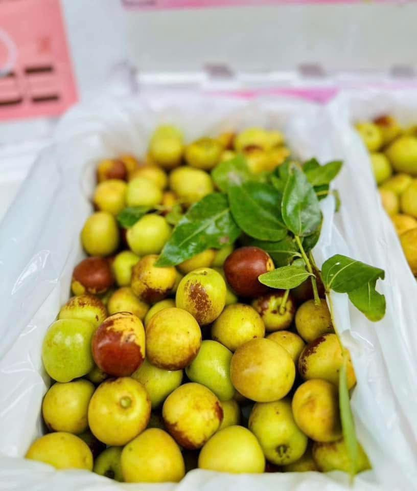 Ngoài nho sữa, hồng táo tươi Trung Quốc ồ ạt tràn sang chợ Việt và bán với giá rẻ chưa từng có, thấp nhất từ trước đến nay. Ảnh: FB Nhung Trần