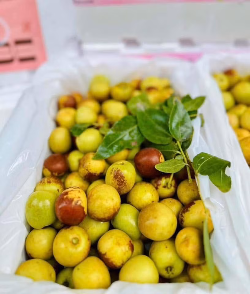 Ngoài nho sữa, hồng táo tươi Trung Quốc ồ ạt tràn sang chợ Việt và bán với giá rẻ chưa từng có, thấp nhất từ trước đến nay. Ảnh: FB Nhung Trần