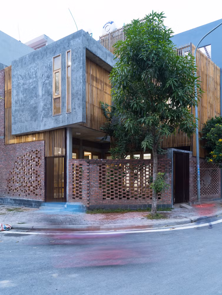 Nằm trong một khu đô thị mới tại một ngã ba đường ở thành phố Hải Dương, ngôi nhà được xây trên mảnh đất 72m2. Ảnh: Triệu Chiến