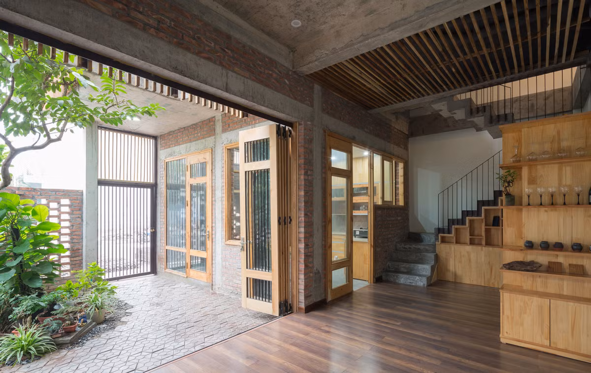 Không gian nhà như rộng hơn nhờ thiết kế những ô cửa rộng để lấy sáng. Ảnh: Triệu Chiến