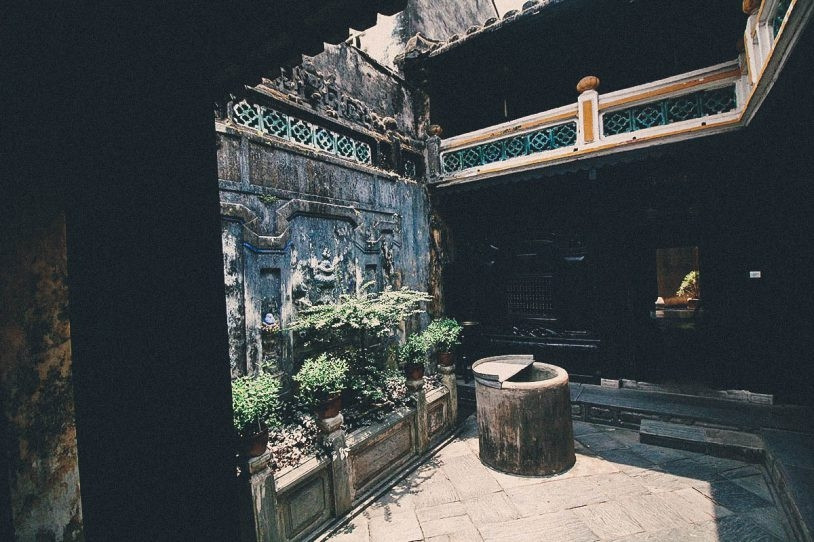 Không có cửa sổ, nhưng căn nhà không ngột ngạt hay nóng bức. Giữa nhà có thiết kế giếng trời nhằm tận dụng tối đa nguồn ánh sáng tự nhiên và điều hòa luồng không khí. Ảnh: Mia