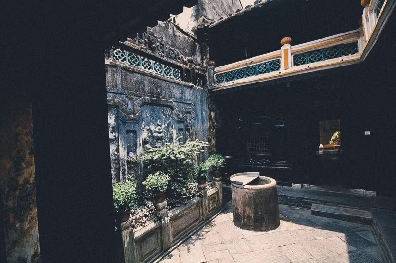 Không có cửa sổ, nhưng căn nhà không ngột ngạt hay nóng bức. Giữa nhà có thiết kế giếng trời nhằm tận dụng tối đa nguồn ánh sáng tự nhiên và điều hòa luồng không khí. Ảnh: Mia