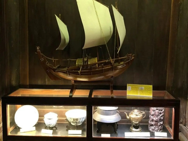 Bên trong nhà cổ Tấn Ký còn lưu giữ nhiều cổ vật vô giá như bình điếu bát, bình rượu, ấm trà độc ẩm, bình Tỳ bà, bình gốm Chu Đậu... vơi tuổi đời hàng thế kỷ. Ảnh: Traveloka