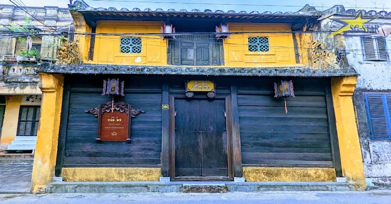 Nổi bật nhất là kiến trúc truyền thống của người Việt với nhà 3 gian, trần lợp ngói âm dương. Ảnh: Saigon Star Travel