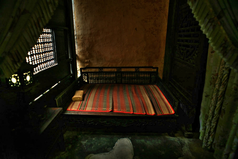 Trải qua gần 300 năm, dù nhiều lần đối mặt với thiên tai, đỉnh điểm là trận lũ năm 1964 khiến nước ngập toàn bộ tầng trệt. Dù vậy, nhà cổ Tấn Ký vẫn trường tồn theo thời gian. Ảnh: Traveloka