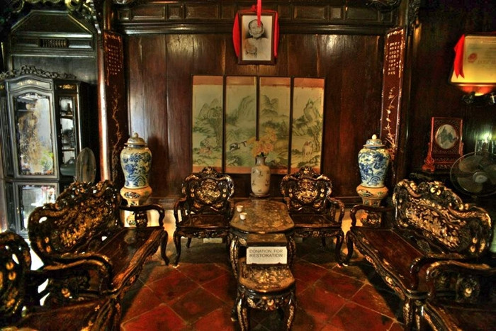 Đá trang trí được vận chuyển từ Thanh Hóa, gạch lát nền Bát Tràng giúp độ bền và tính thẩm mỹ. Ảnh: Mia