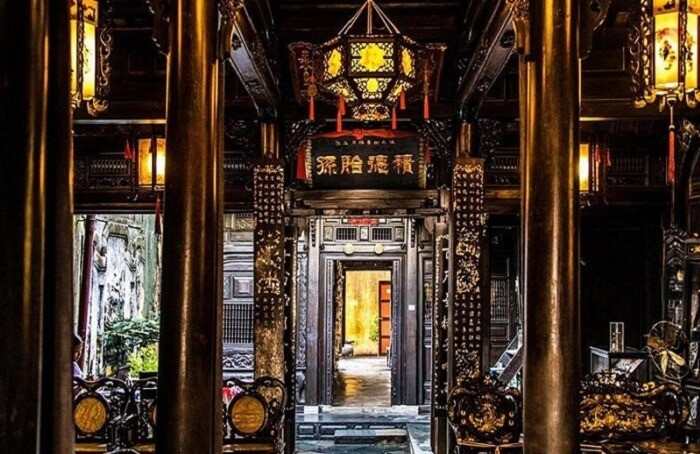 Điểm độc đáo là tất cả các kết cấu gỗ đều được nối với nhau bằng kỹ thuật ghép mộng - ghép giữa một thanh gỗ lồi (mộng) và một thanh gỗ lõm (lỗ mộng), không sử dụng đinh nhưng vẫn đảm bảo độ vững chắc lâu dài. Ảnh: HiephoidulichQuangNam