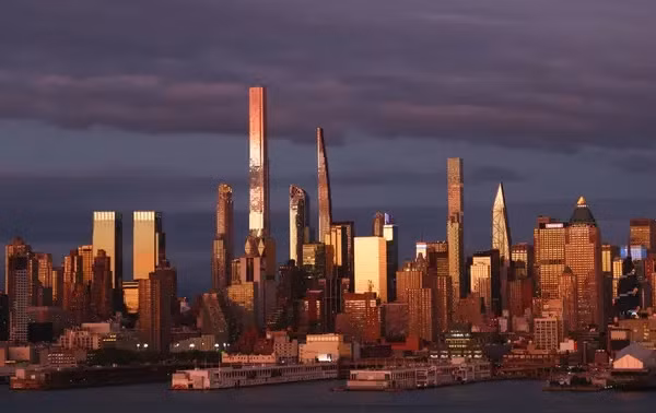 Trong suốt hai thập kỷ qua, tài sản của các tỷ phú Mỹ tăng từ 240 tỷ USD (đã điều chỉnh theo lạm phát) lên 4,18 nghìn tỷ USD vào tháng 3 năm 2021. Con số này gấp 17 lần tổng tài sản của họ vào năm 1990. Ảnh: Getty