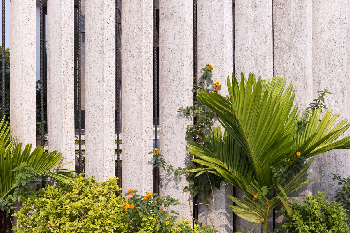 Bức tường này không chỉ tạo nên hình ảnh kiên cố cho tòa nhà mà còn có tác dụng cách nhiệt. Ảnh: Hoàng Lê