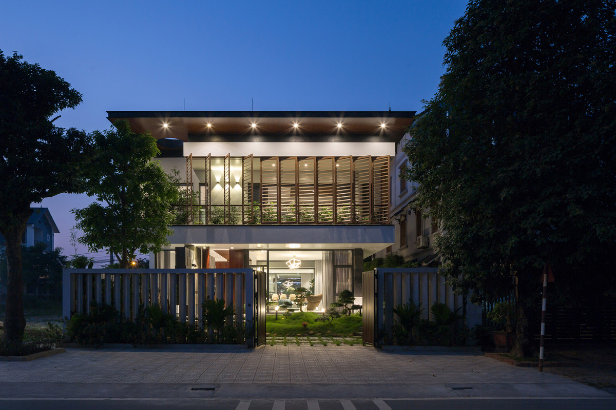 Cửa chớp bằng gỗ đóng vai trò như tấm chắn khỏi ánh sáng mặt trời và chặn tầm nhìn trực tiếp từ bên ngoài vào không gian sống riêng tư. Ảnh: Hoàng Lê