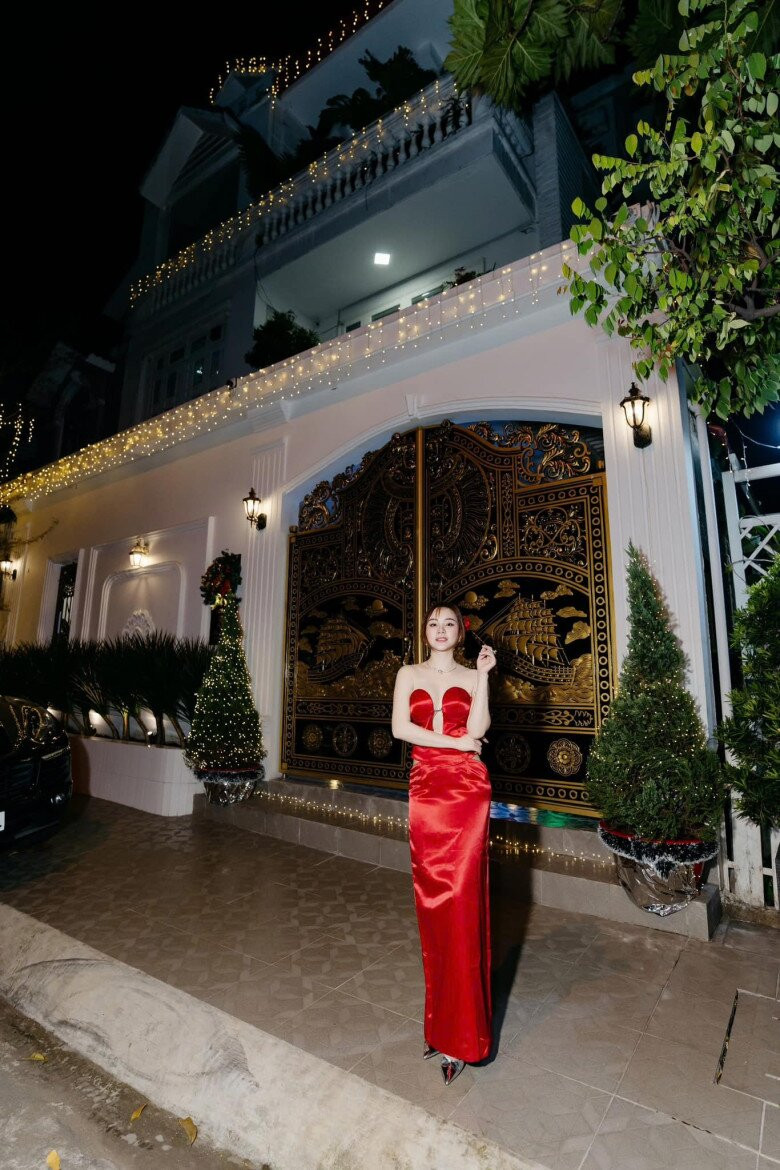 Mới đây, ca sĩ Vy Oanh chia sẻ hình ảnh căn biệt 1.400m2 tại TP HCM đã được trang hoàng lung linh đón Giáng sinh. Ảnh: FB Vy Oanh