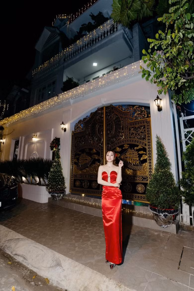Mới đây, ca sĩ Vy Oanh chia sẻ hình ảnh căn biệt 1.400m2 tại TP HCM đã được trang hoàng lung linh đón Giáng sinh. Ảnh: FB Vy Oanh