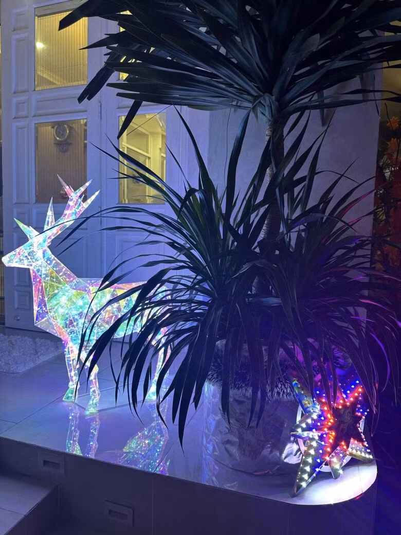 Tuần lộc pha lê được trang trí đèn Led, tạo điểm nhấn lung linh. Ảnh: FB Vy Oanh