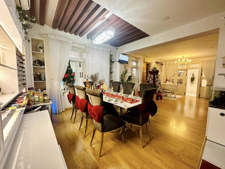 Bàn ăn được tô điểm bởi các đồ trang trí như ông già Noel, tuần lộc...Ảnh: FB Vy Oanh