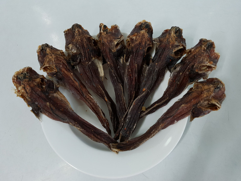 Công đoạn làm khô cá leo cây cũng khá cầu kỳ. Cá được đánh vảy ngoài, mổ ruột và tách xương sống, đặc biệt không thể thiếu khâu quan trọng là lột da. Ảnh: Dacsancamau