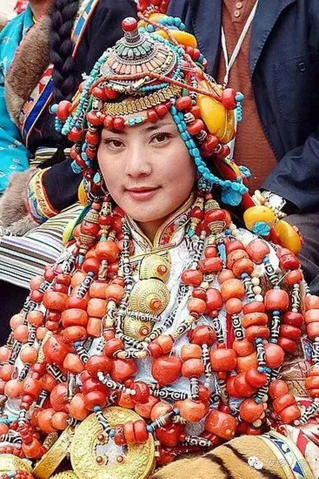 Đồ trang sức của bộ tộc Khampa rất cầu kỳ và rực rỡ. Phụ nữ thường đội mũ, đeo vòng cổ đính đá hổ phách, ngọc lam, san hô và vàng, bạc. Ảnh: Xinhua