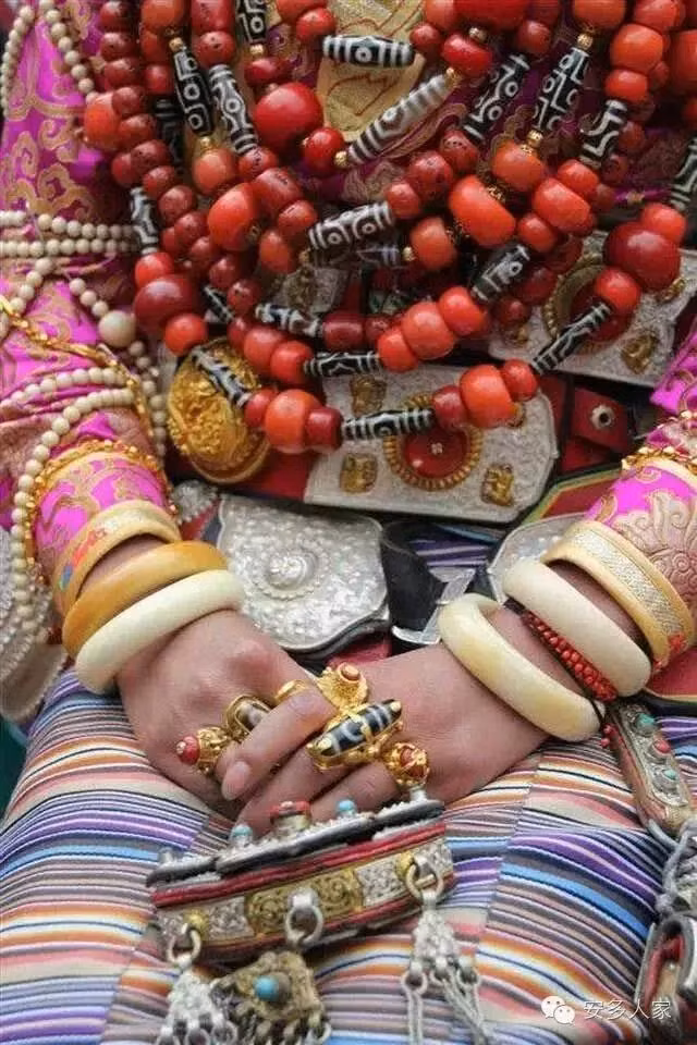 Vòng tay từ sừng động vật và những chiếc nhẫn lớn, to bản có giá trị lên tới hàng trăm nghìn USD cũng là những phụ kiện không thể thiếu đối với người Khampha. Ảnh: Sina