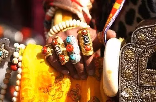 Có lẽ, hiếm bộ tộc nào trên thế giới mà đi đâu cũng gặp toàn đại gia như người Khampa. Ảnh: Sina