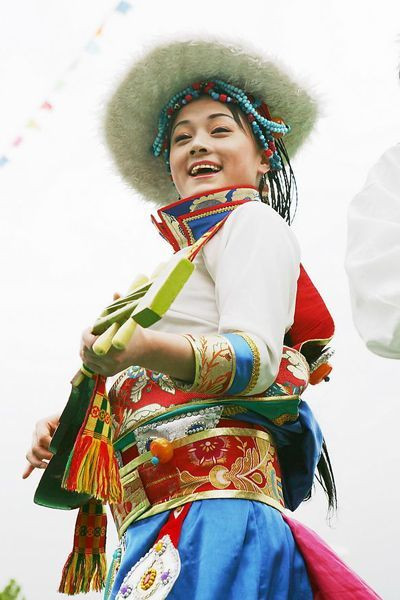 Thắt lưng của người dân nơi đây còn được dát đá quý hoặc ngà. Ảnh: Sina