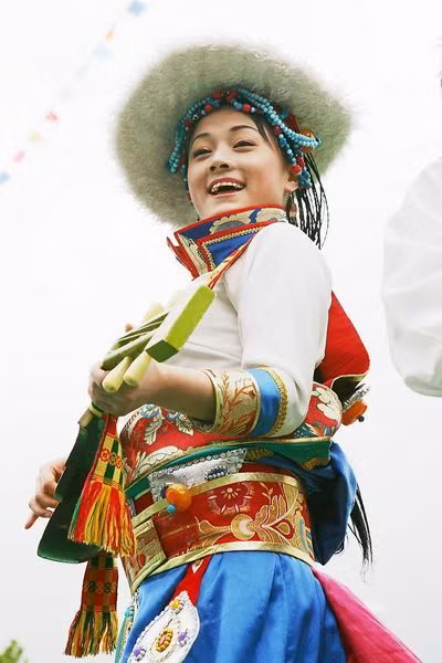 Thắt lưng của người dân nơi đây còn được dát đá quý hoặc ngà. Ảnh: Sina